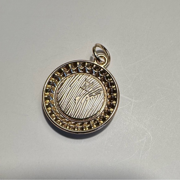 Louis Vuitton Charm w/unbranded chain - Picture 4 of 4